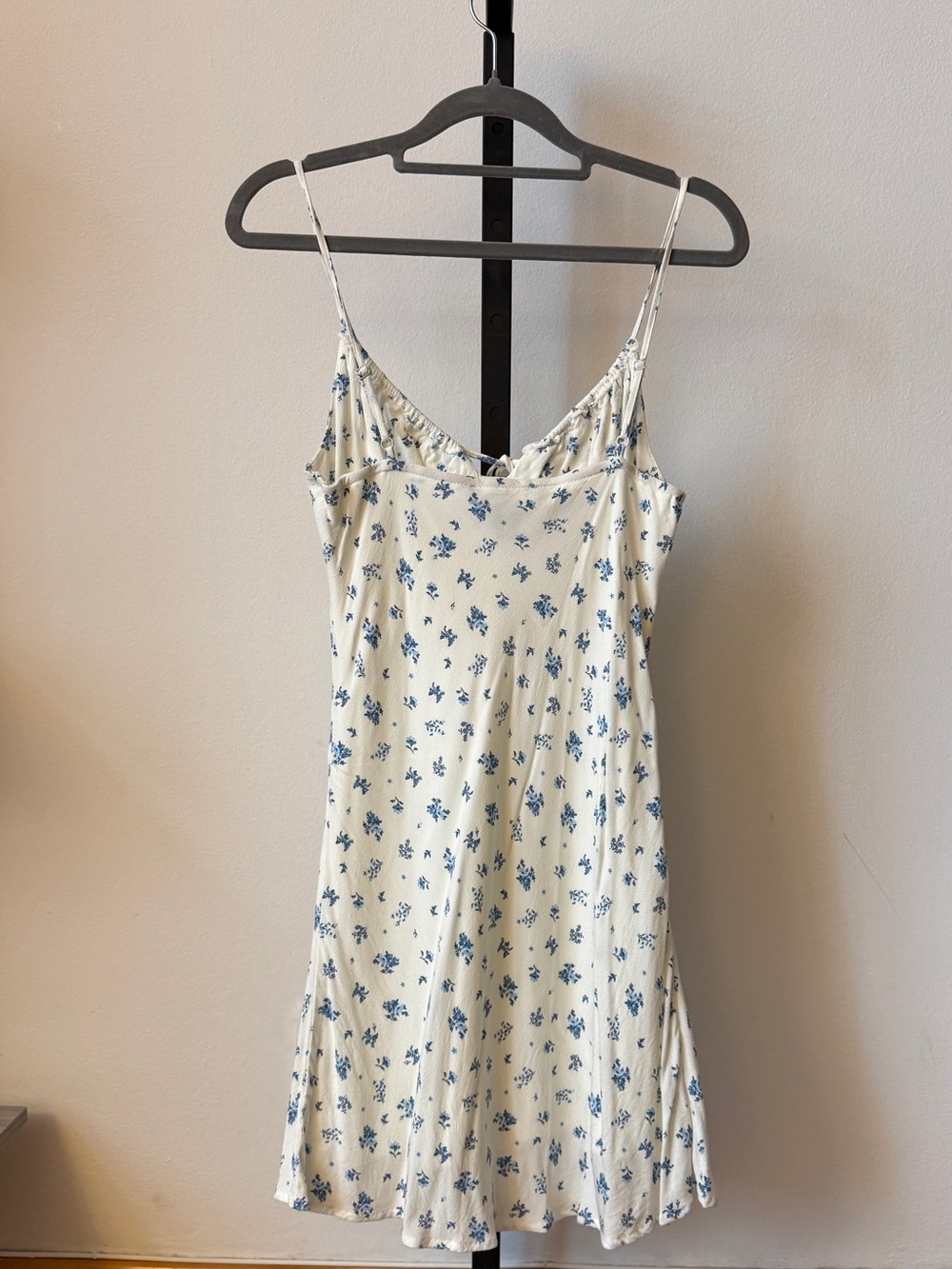 Forever 21 DITSY FLORAL CUTOUT MINI DRESS Size S - Picture 4 of 5